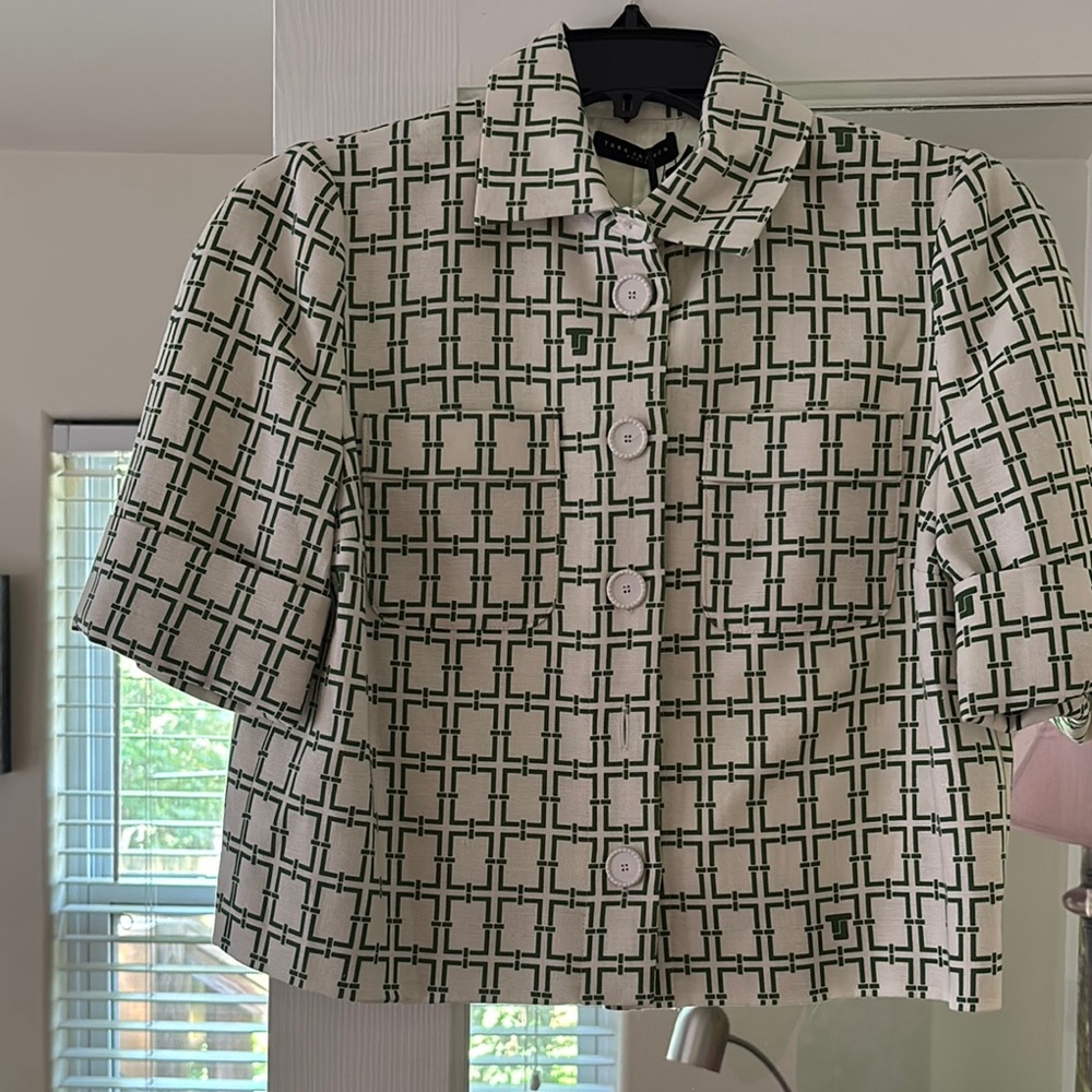 Green and White Casual Button Down Shirt with Geometric Pattern
